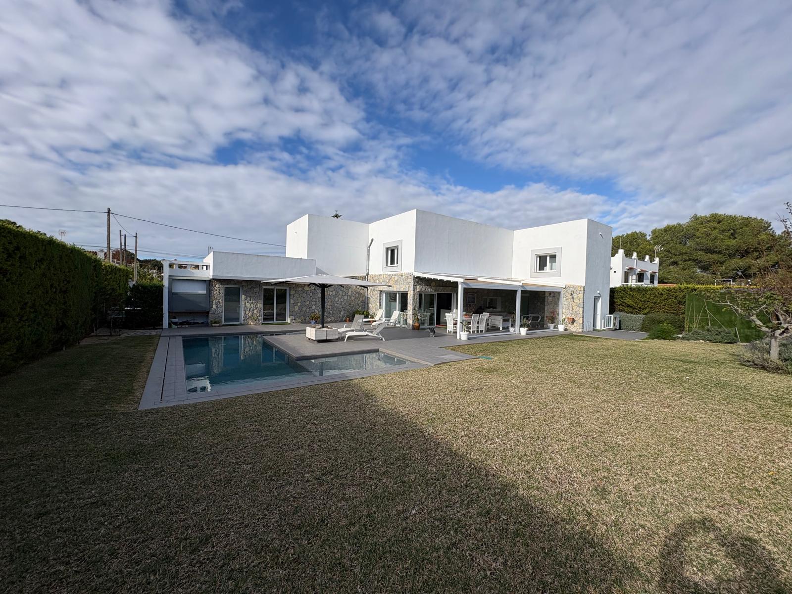 Modern detached family house with private pool