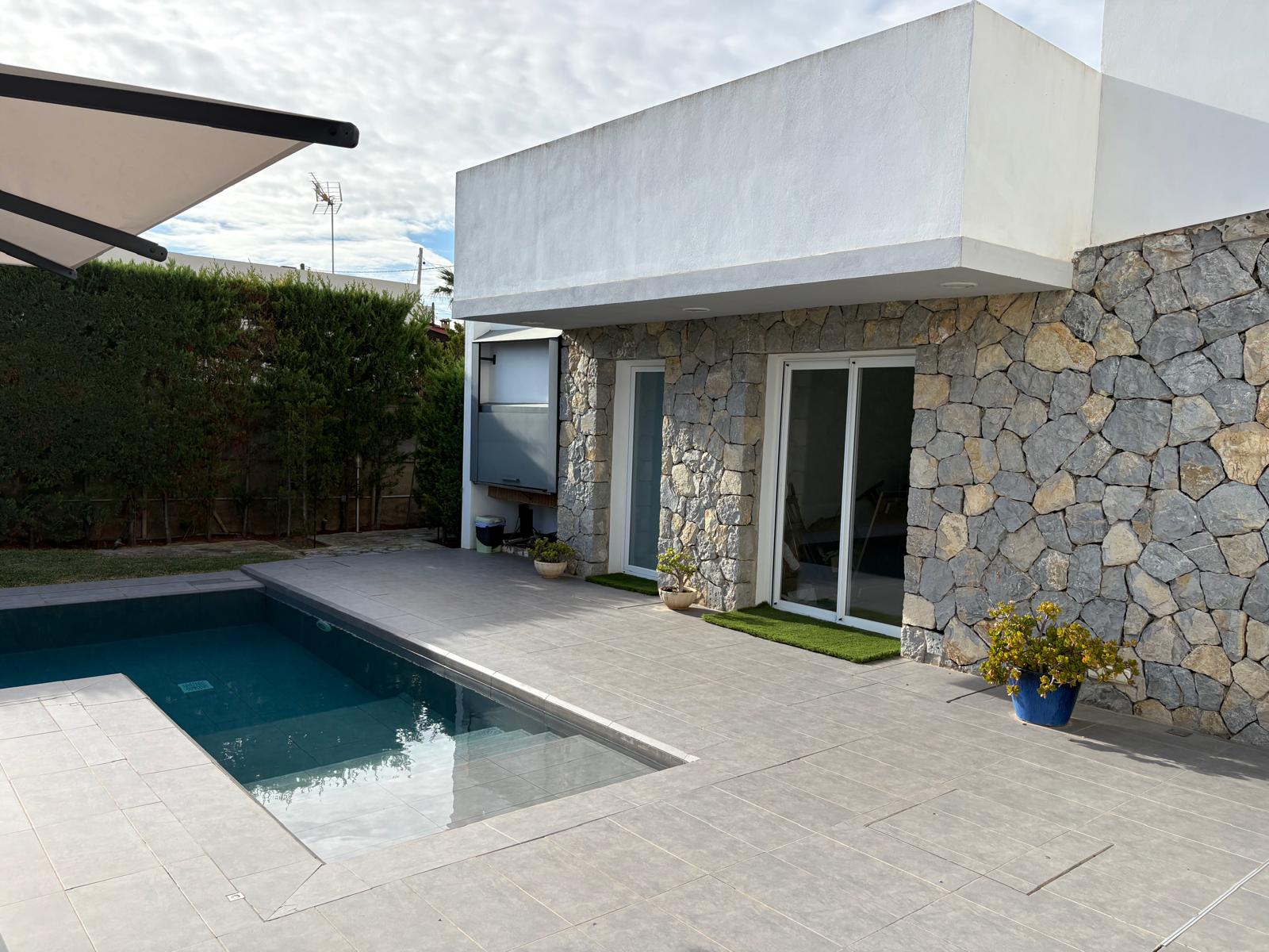 Modern detached family house with private pool