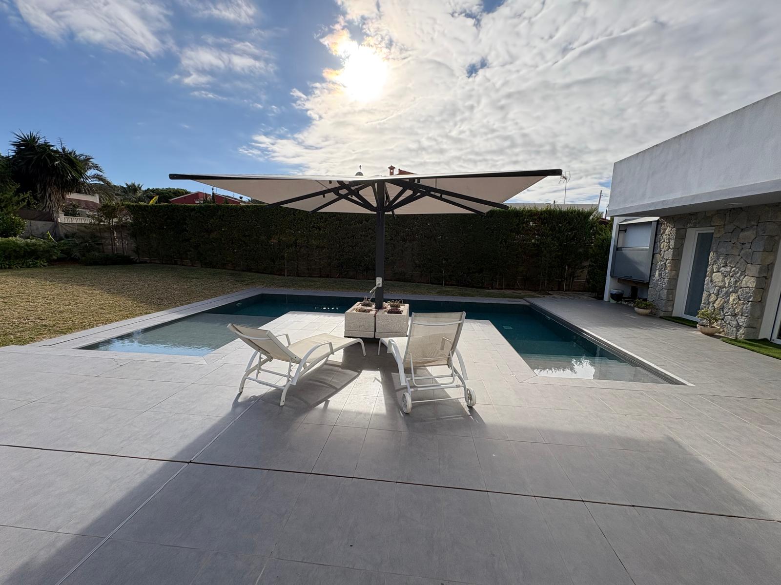 Modern detached family house with private pool