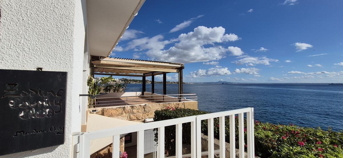 Front line 2 bedroom modern apartment with sea views