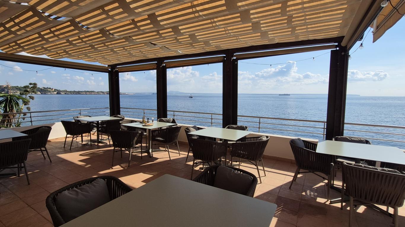 Front line 2 bedroom modern apartment with sea views