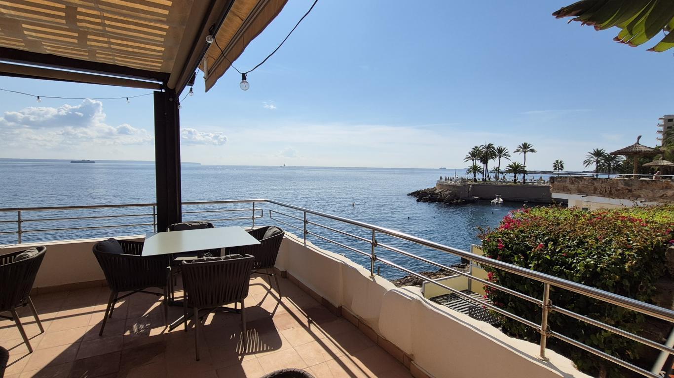 Front line 2 bedroom modern apartment with sea views