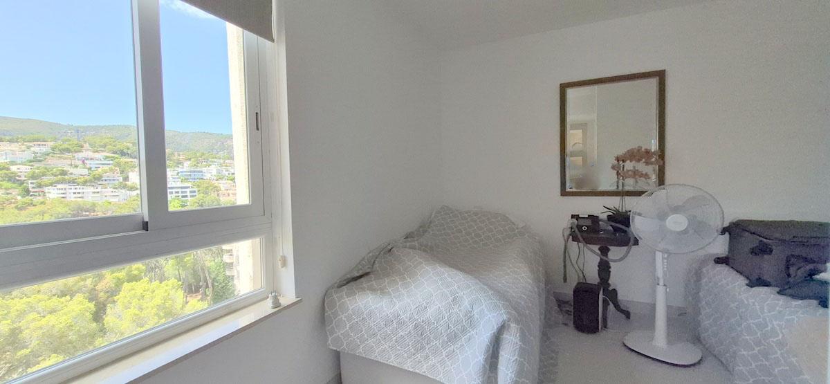 Front line 2 bedroom modern apartment with sea views