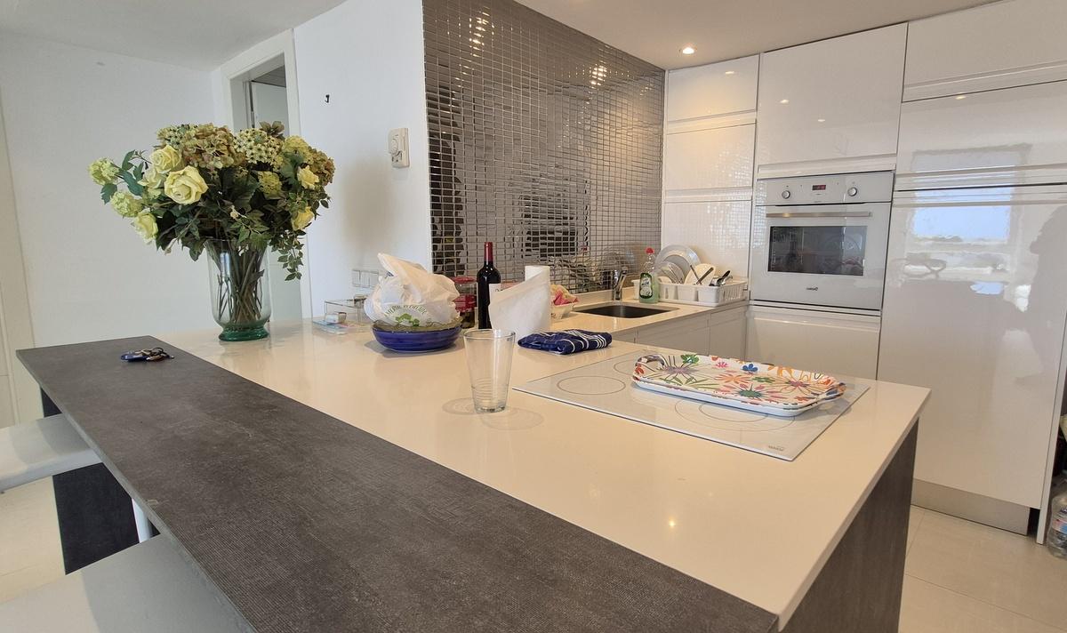 Front line 2 bedroom modern apartment with sea views