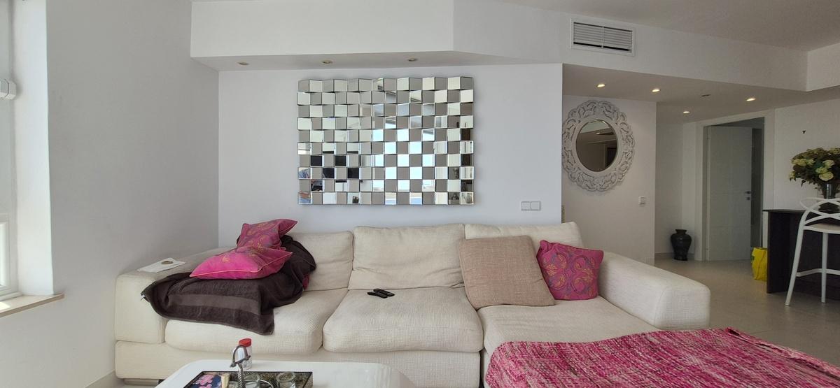 Front line 2 bedroom modern apartment with sea views