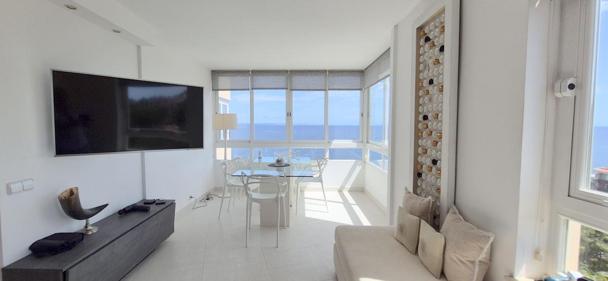 Front line 2 bedroom modern apartment with sea views