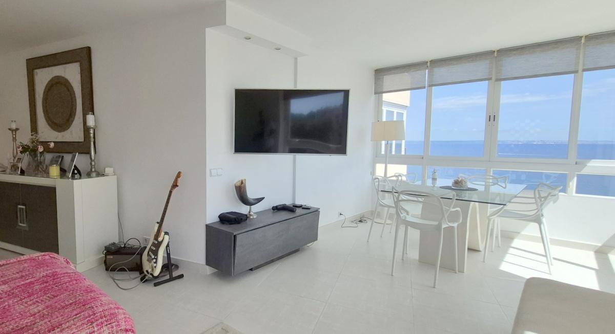 Front line 2 bedroom modern apartment with sea views