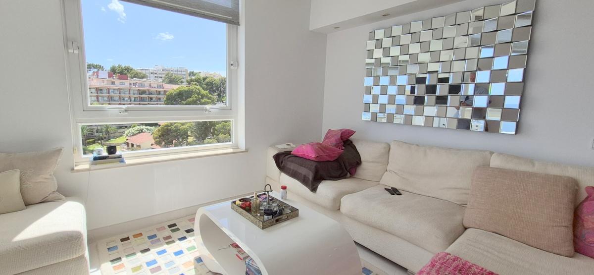 Front line 2 bedroom modern apartment with sea views