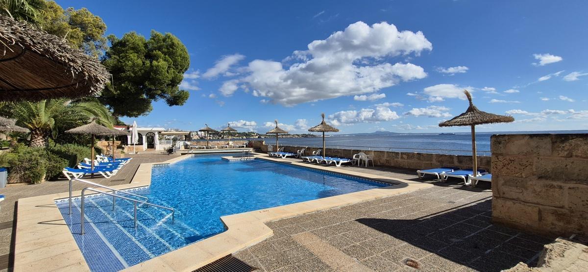 Front line 2 bedroom modern apartment with sea views