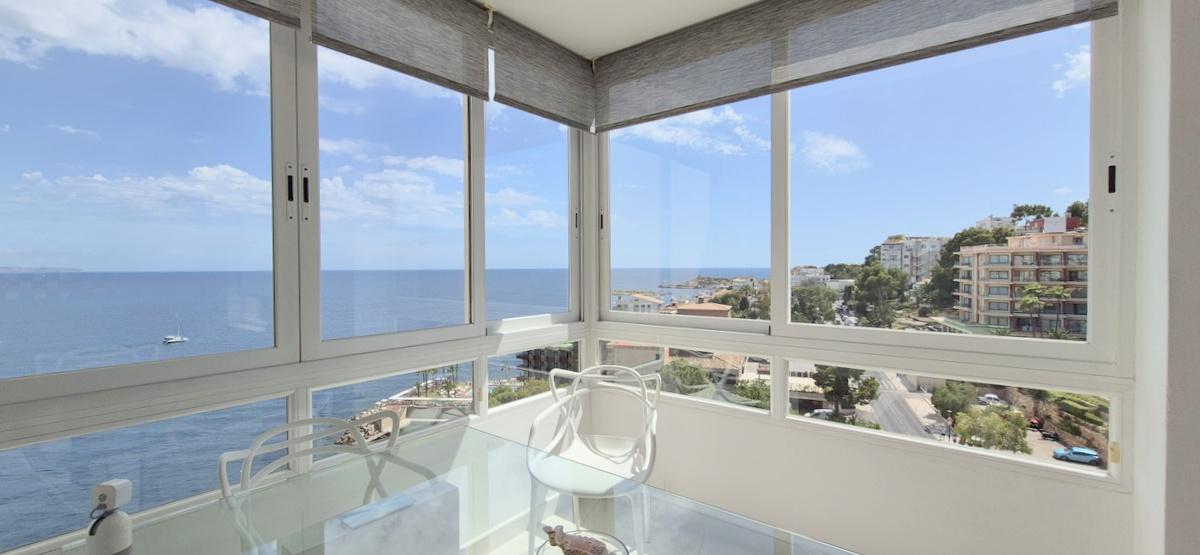 Front line 2 bedroom modern apartment with sea views