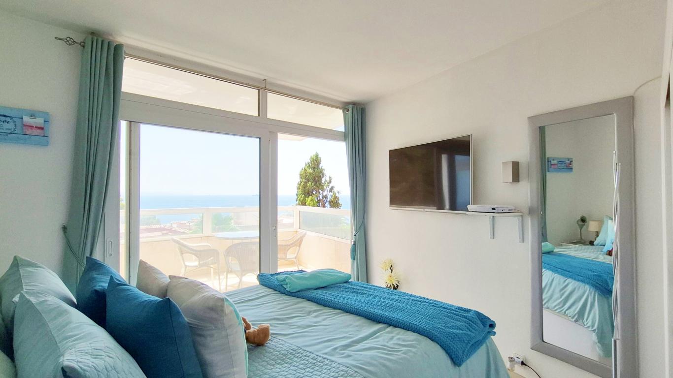Sea view apartment in prestigious front line building 