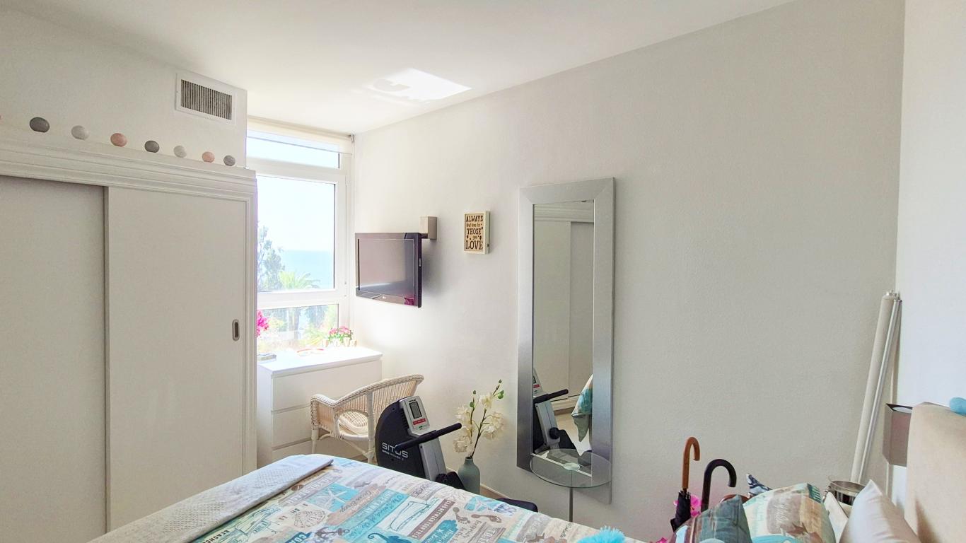 Sea view apartment in prestigious front line building 
