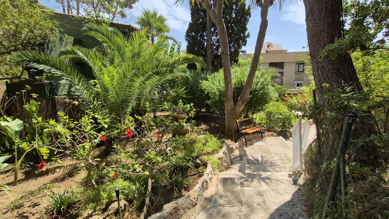 Sea view apartment in prestigious front line building 