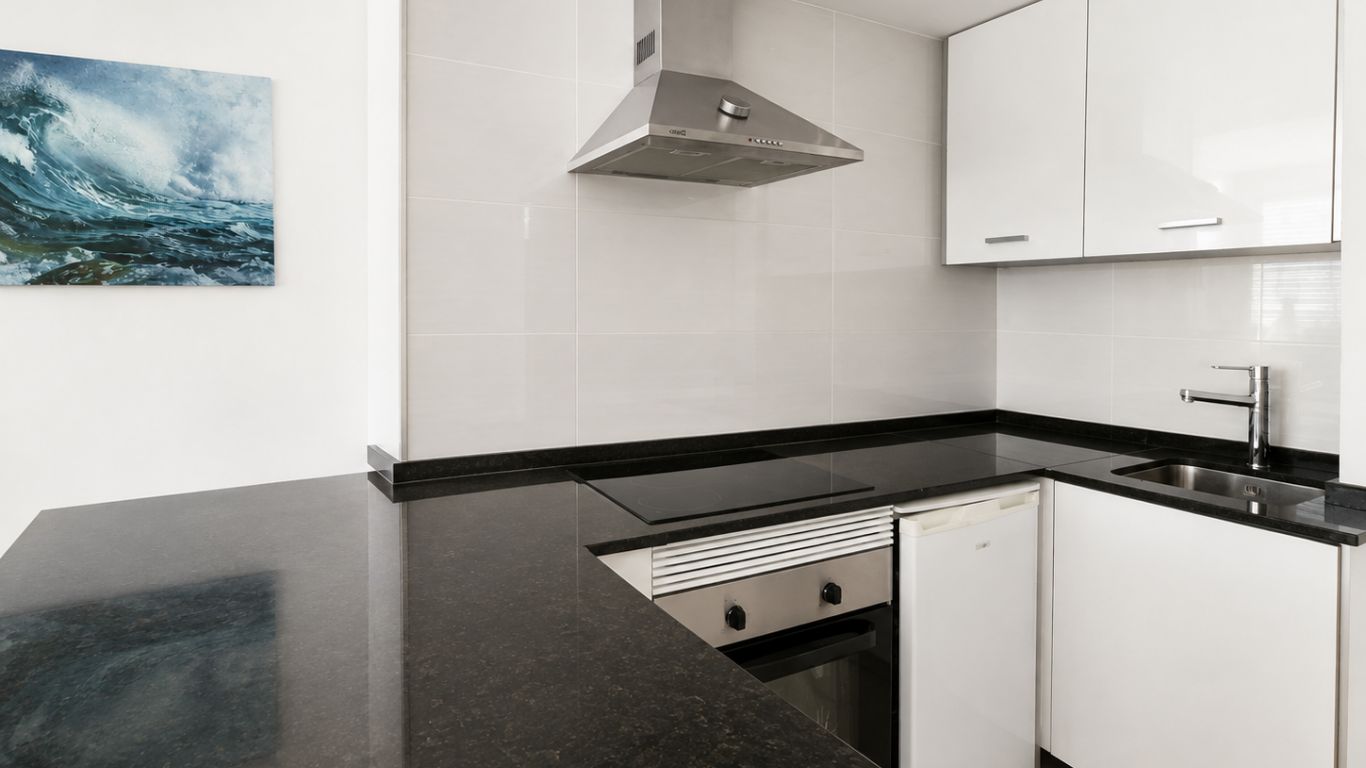 Sea view apartment in prestigious front line building 
