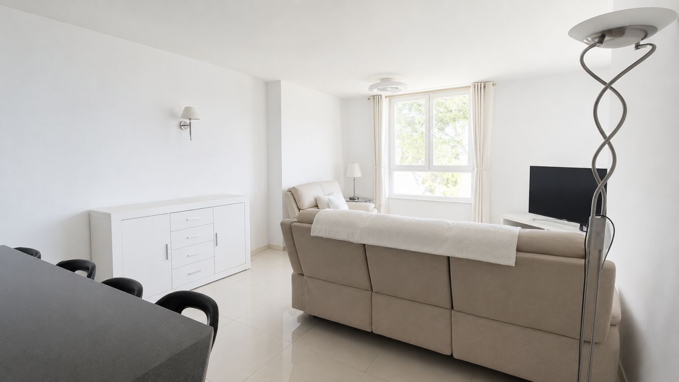 Sea view apartment in prestigious front line building 