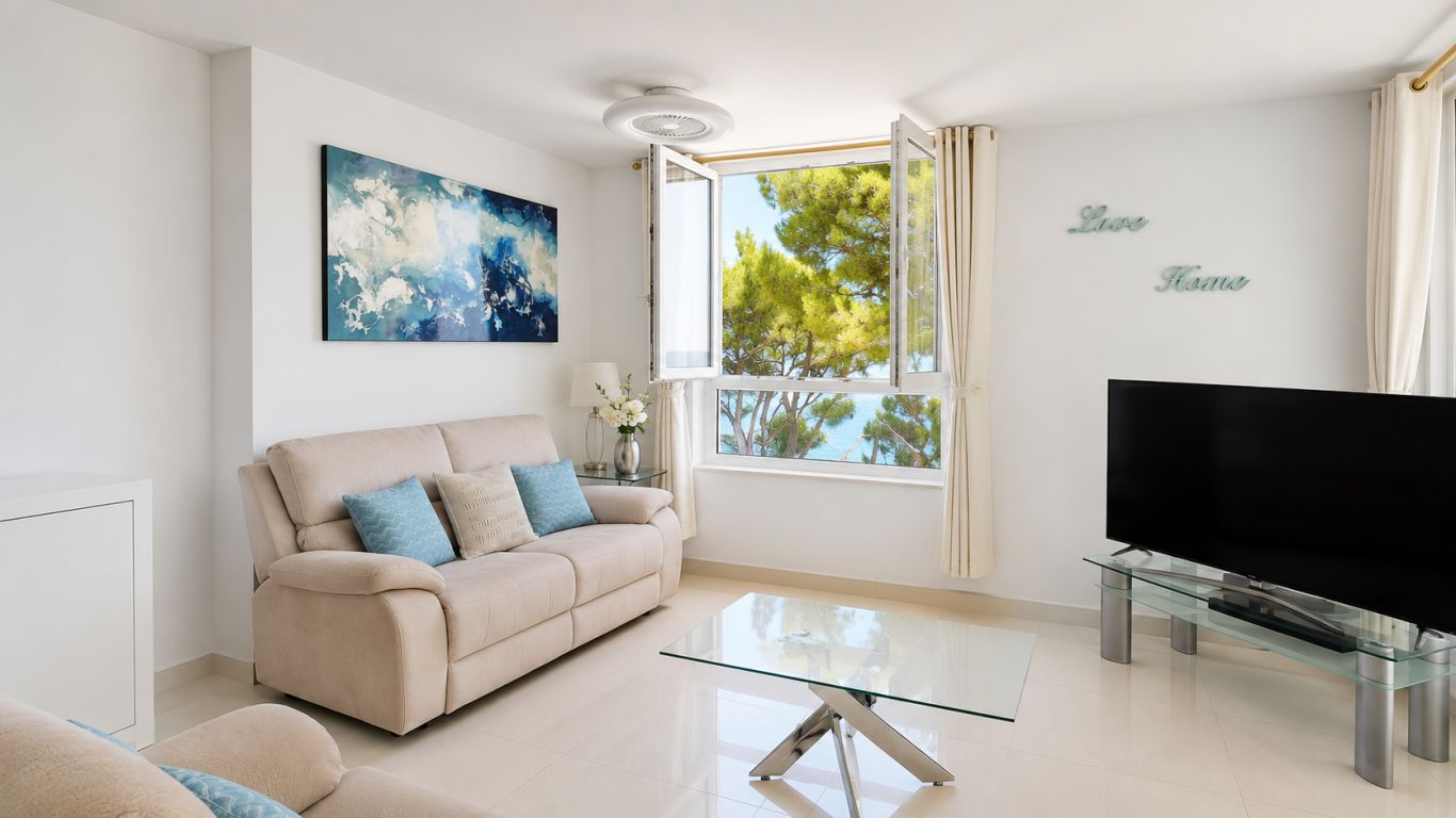 Sea view apartment in prestigious front line building 
