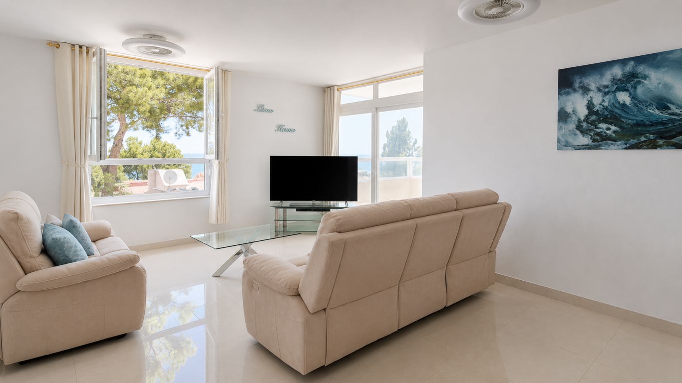 Sea view apartment in prestigious front line building 