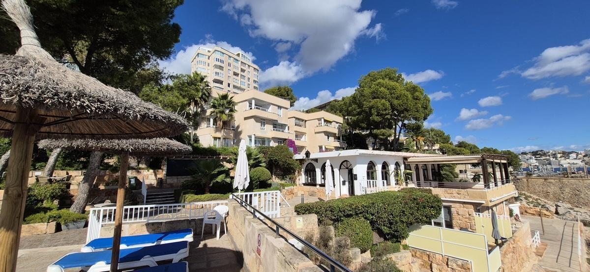 Sea view apartment in prestigious front line building 