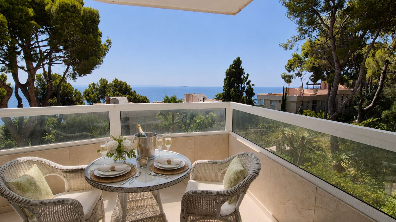 Sea view apartment in prestigious front line building 