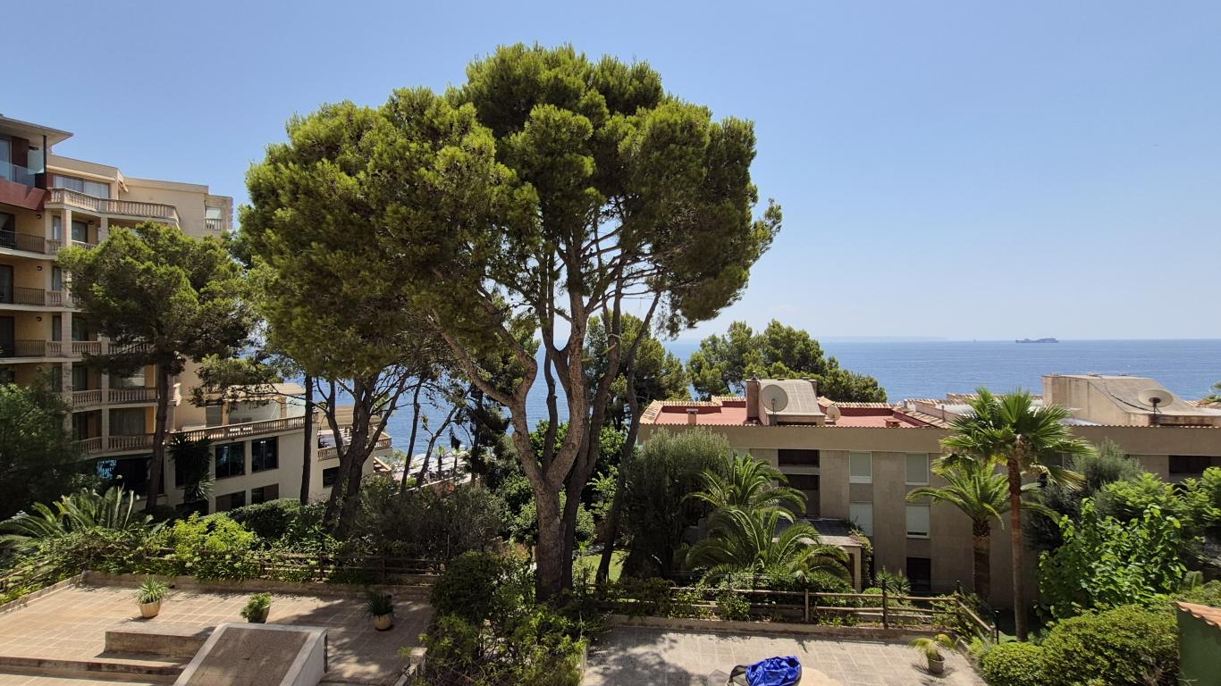 Sea view apartment in prestigious front line building 
