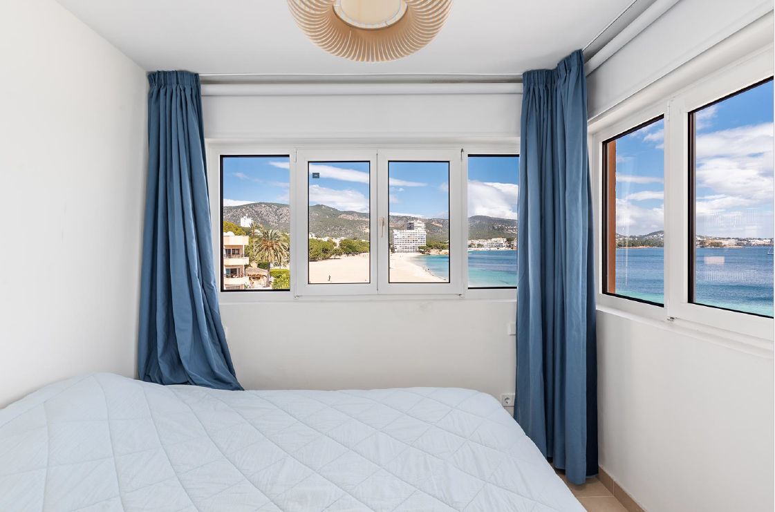 Apartamento en primera línea con magníficas vistas al mar y a la playa