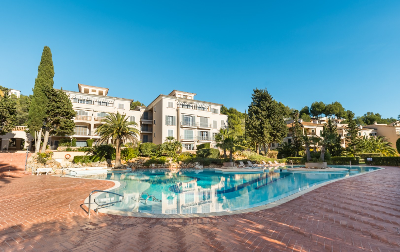 Aantrekkelijk zonnig appartement met uitzicht op de golfbaan en het zwembad