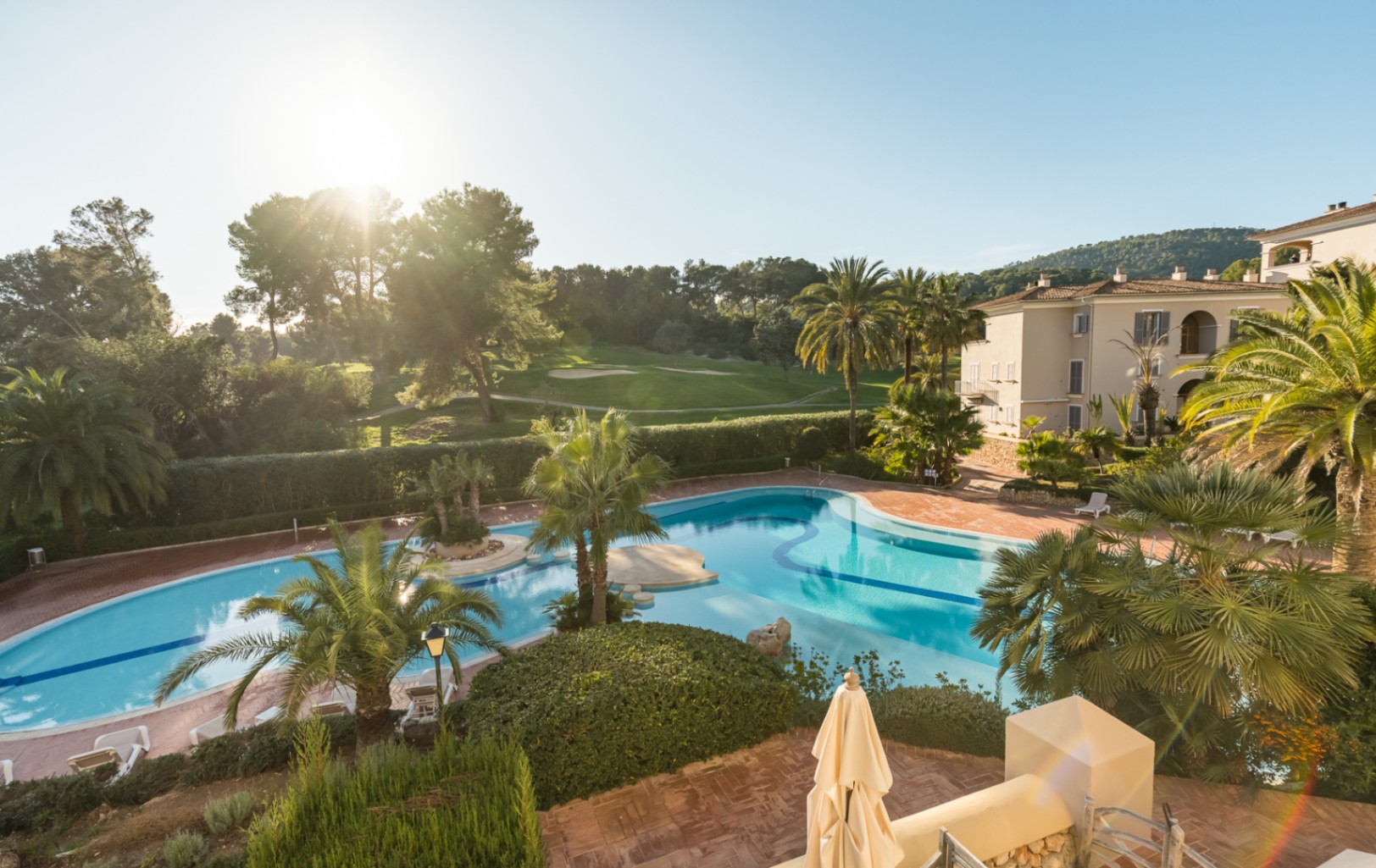 Aantrekkelijk zonnig appartement met uitzicht op de golfbaan en het zwembad